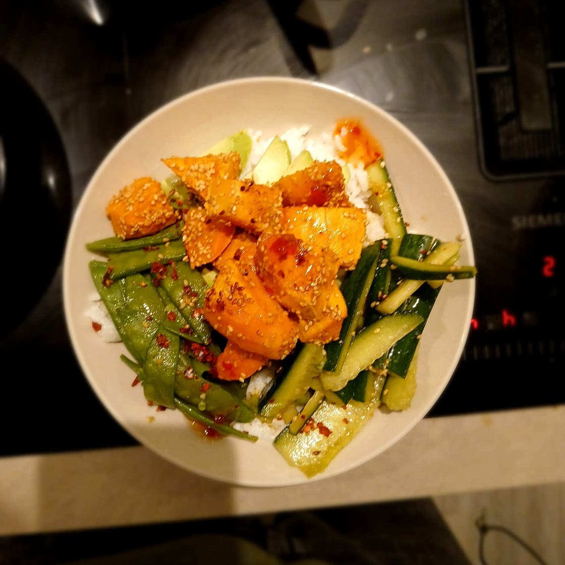 Vegane Bowl mit Sesam-Süßkartoffel scharfen Buschbohnen, Avocado und Asia-Dressing
