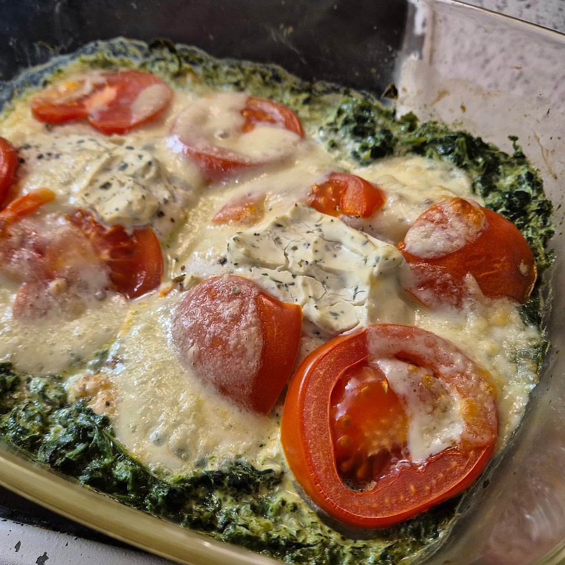 Gratiniertes Seelachsfilet auf Spinatbett