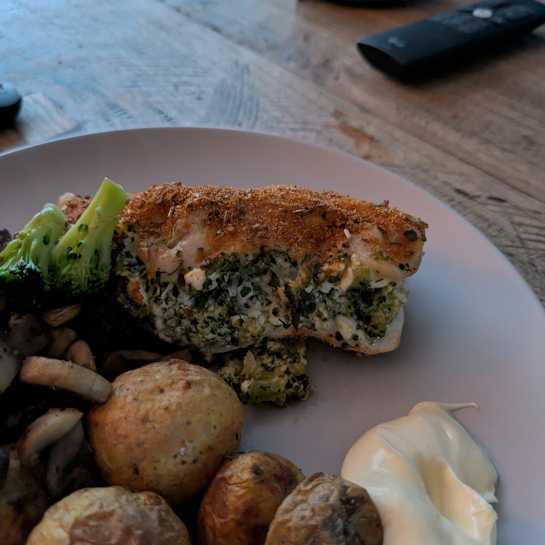 Stuffed Broccoli Chicken & crispy potatoes