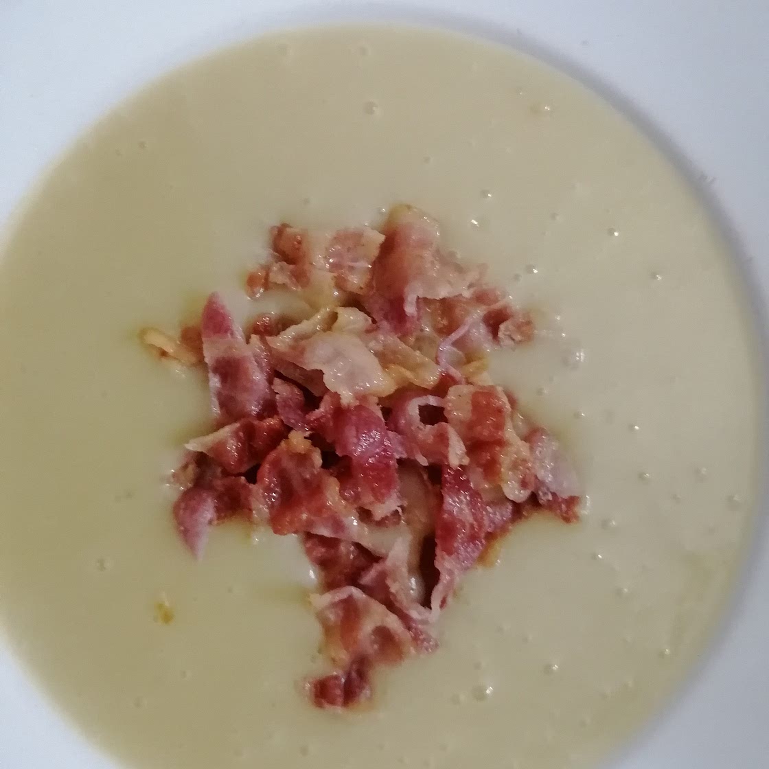 Vellutata di patate e porri con bacon croccante