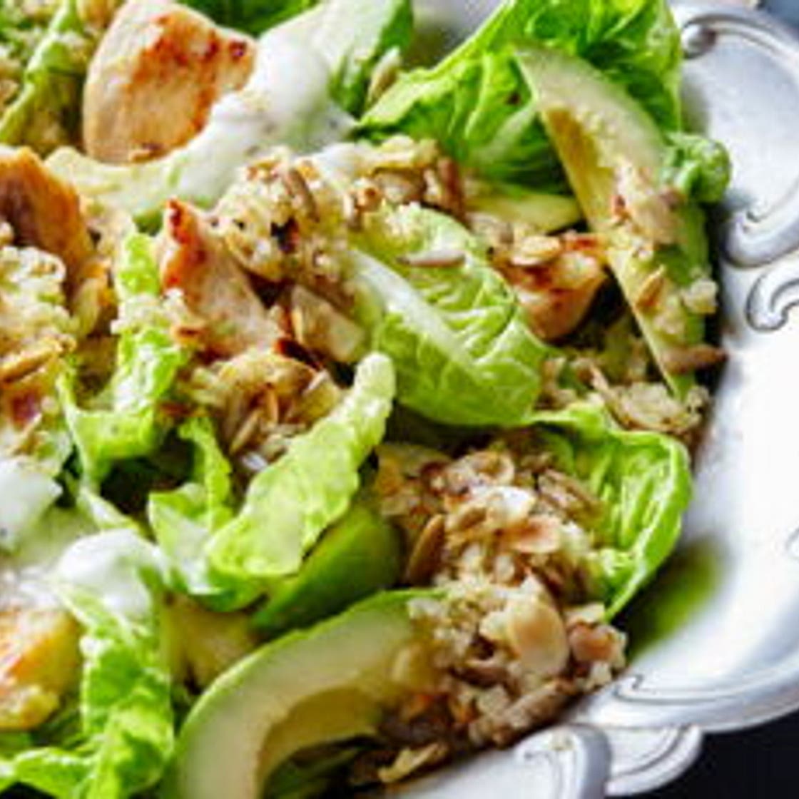 Salade César au poulet, coco et céréales