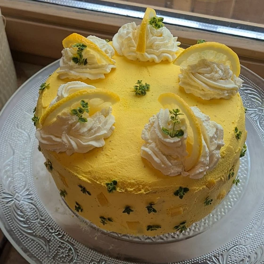 Lemon Cake w/ Lemon Curd and Mascarpone Whipped cream 🍋