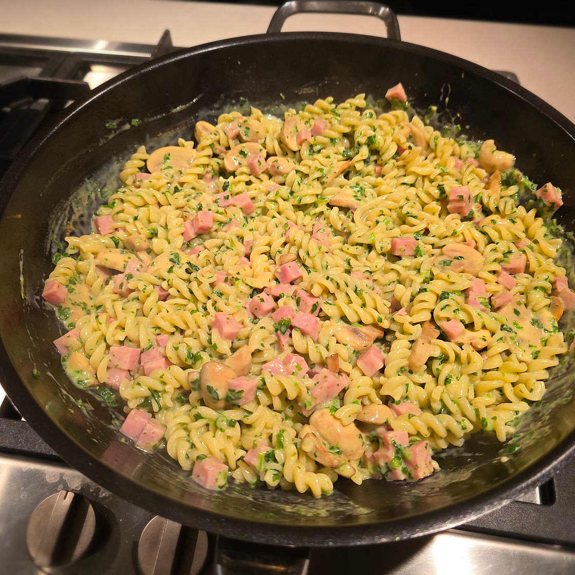 Fusili met hamblokjes en spinazieroomsaus