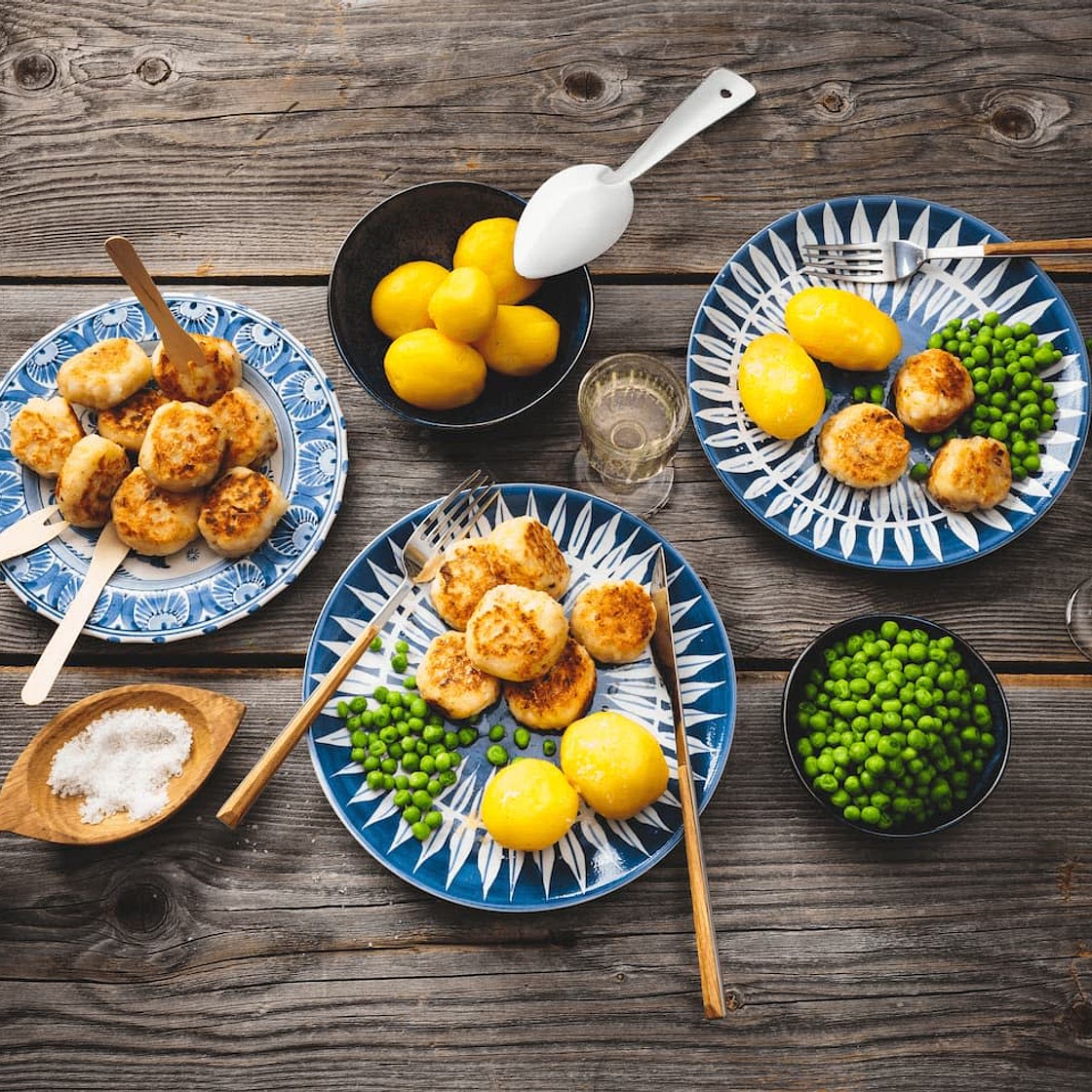 Isländische Fischbällchen mit Erbsen & Pellkartoffeln