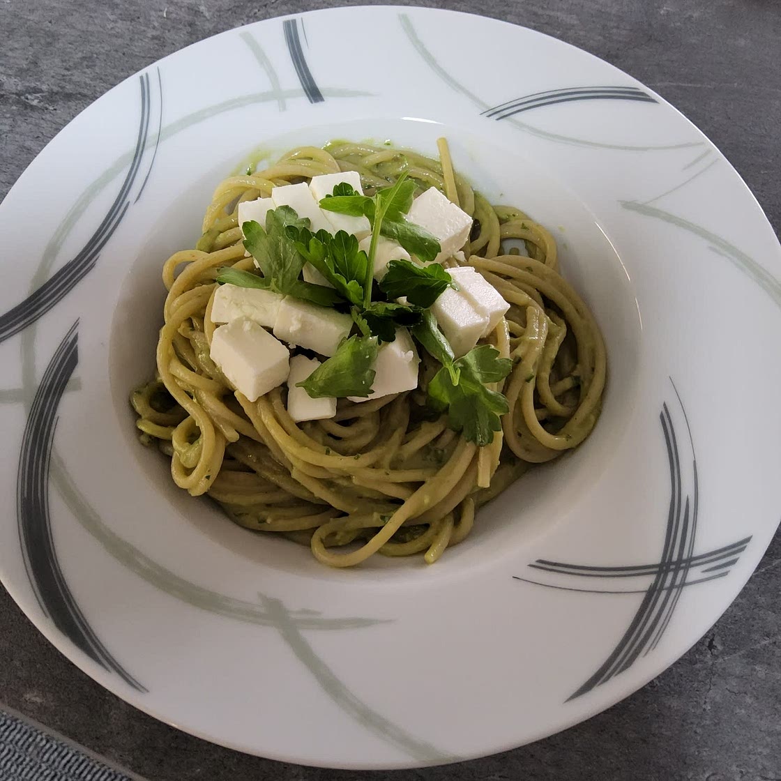 Spaghetti mit Avocadosauce und Feta