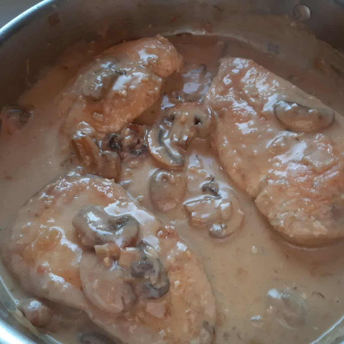 Skillet Chicken and Mushroom Wine Sauce
