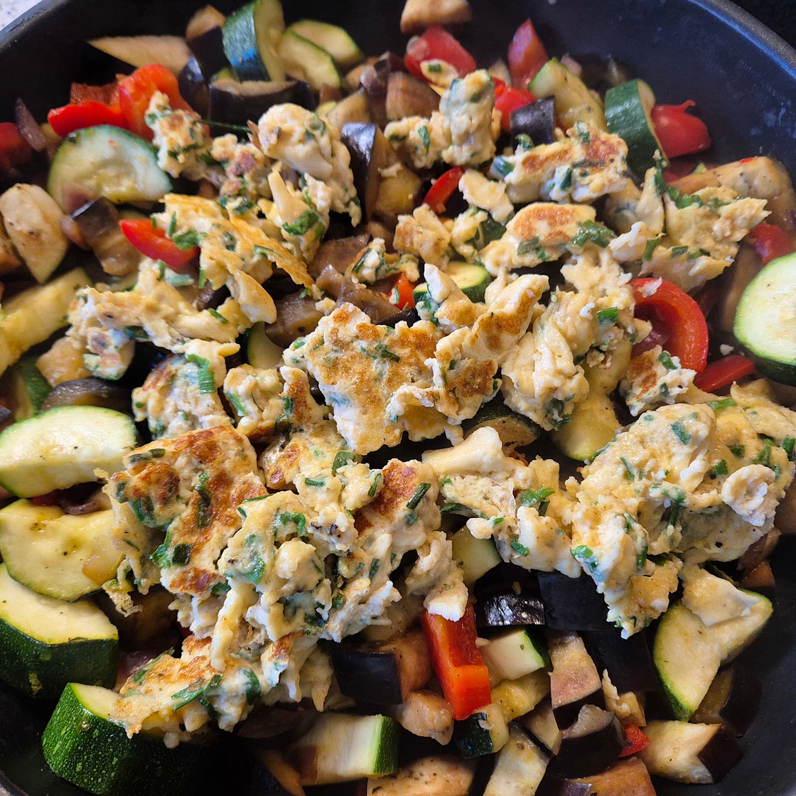 Bunte Gemüsepfanne mit Rührei