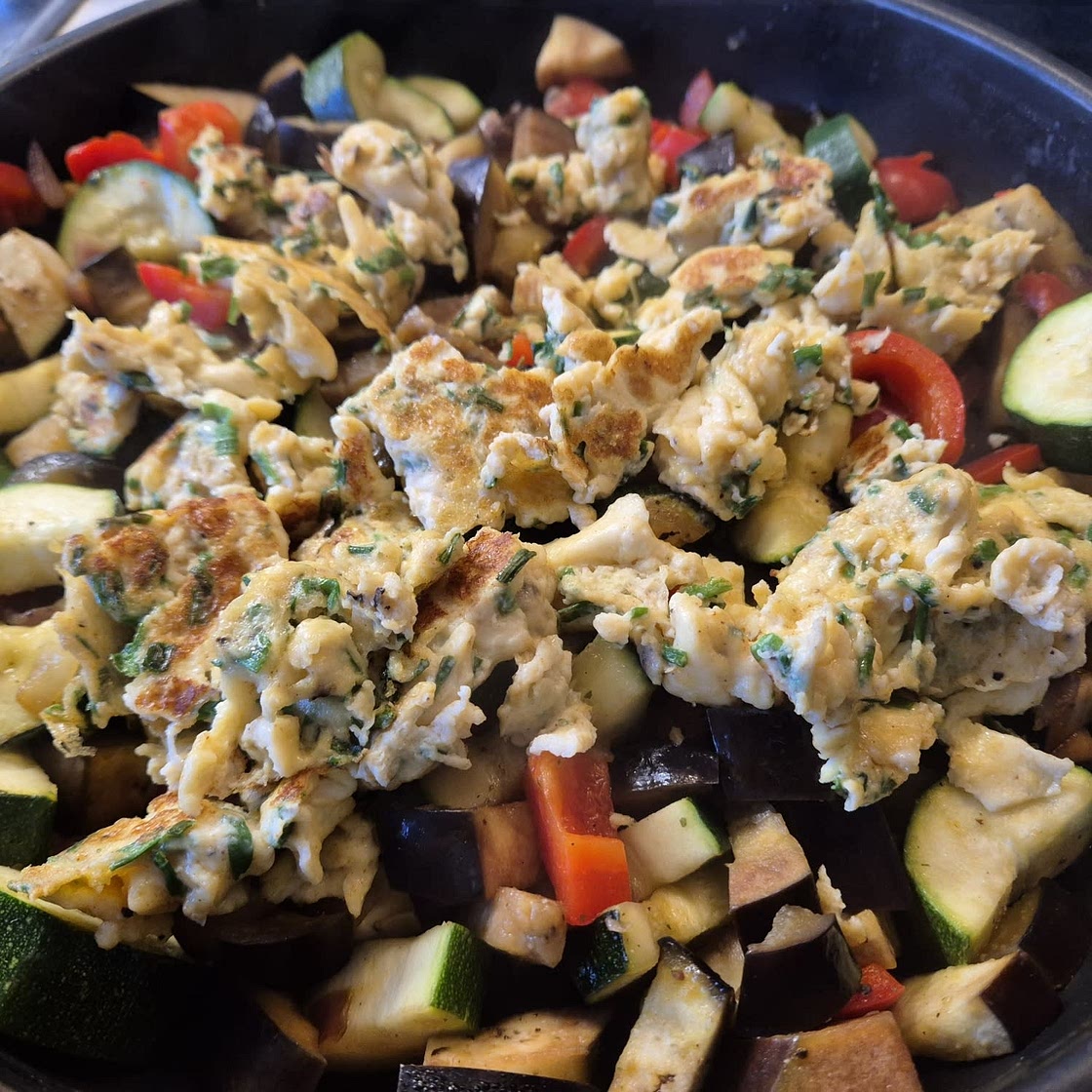 Bunte Gemüsepfanne mit Rührei