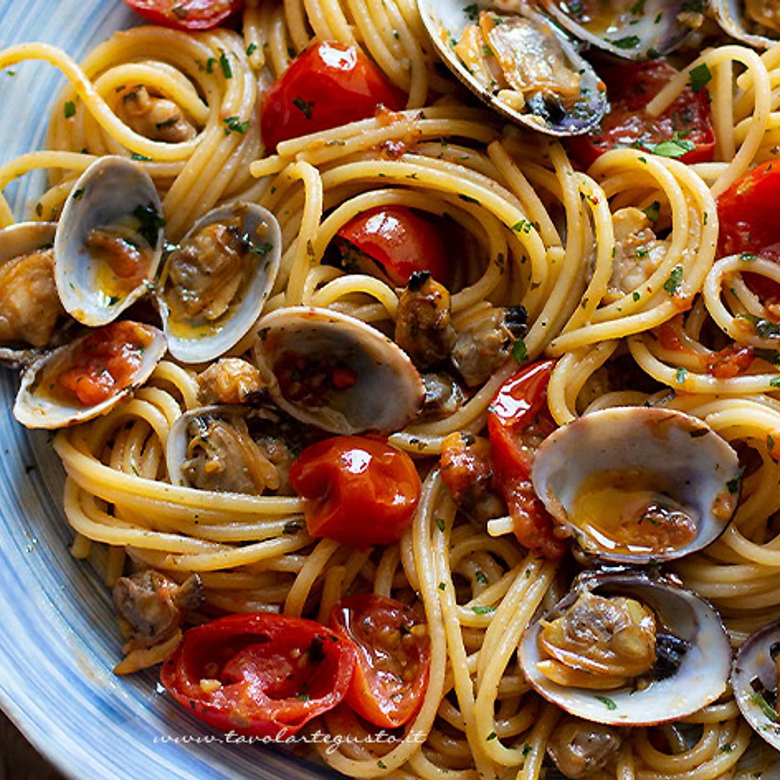 Spaghetti alle vongole e pomodorini (o bianchi): Ricetta originale e Segreti!