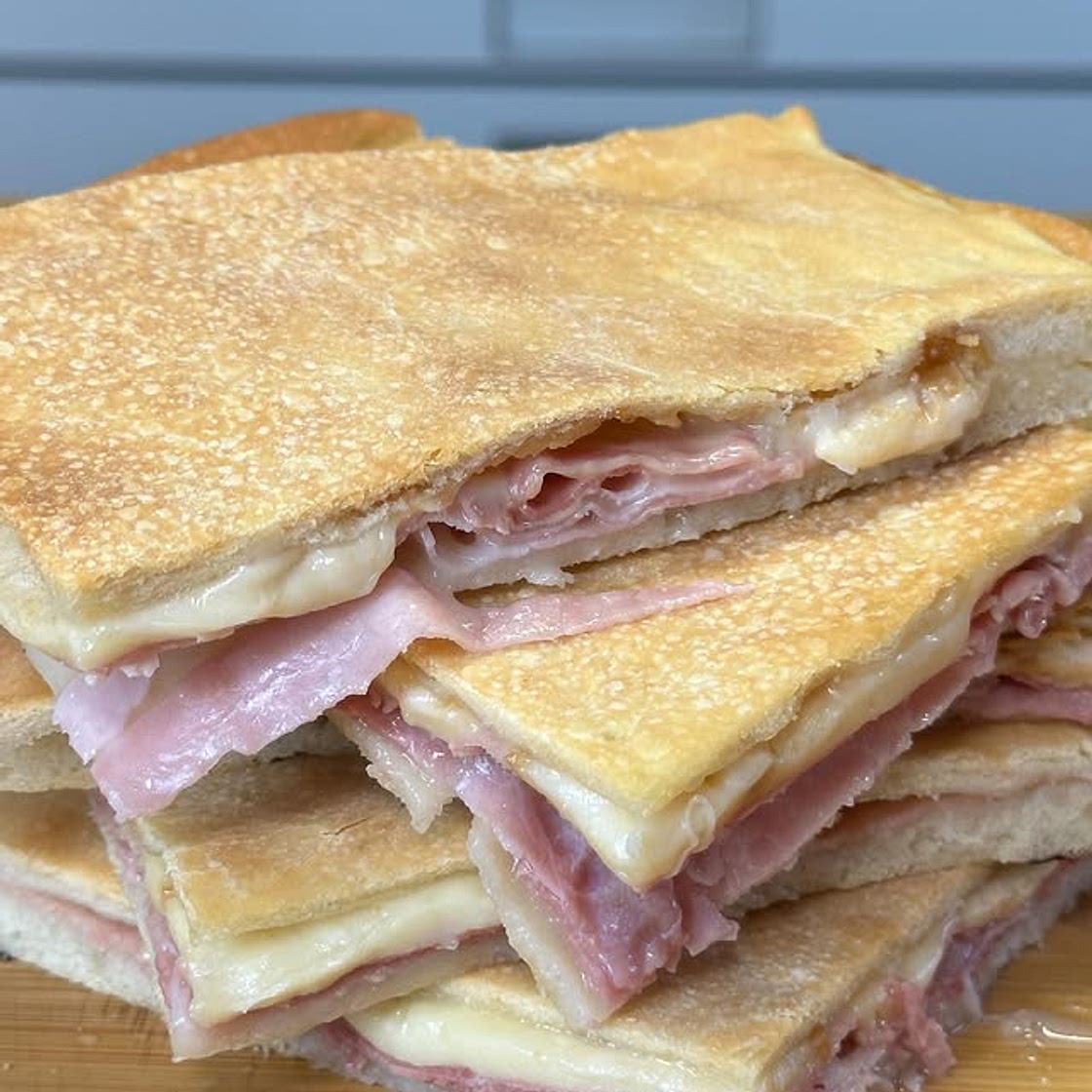 RUSTICHELLA PROSCIUTTO COTTO &amp; SCAMORZA 🤤🤤🤤 🔥 Aperitivo top con questa rustichella !!! Potete farcila con quello che vi piace di più 😏 Ingredienti x 1 teglia 40x30 cm : 380g farina “0” 250ml acqua 4g lievito di birra fresco 20g olio evo 10g sale 2