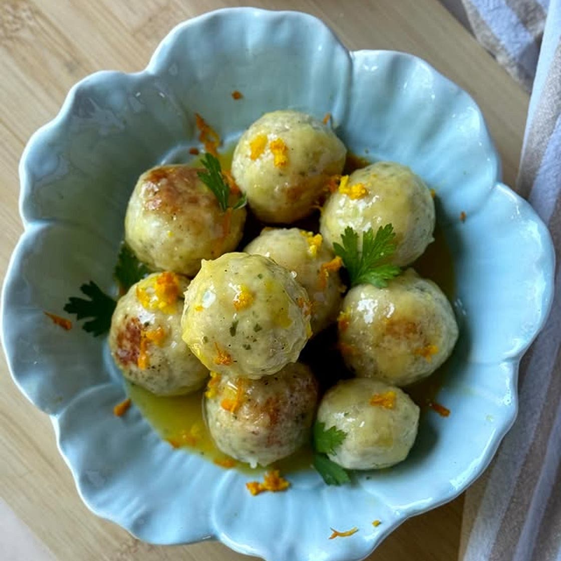 Se pensavi che il pollo fosse sempre uguale, è il momento di cambiare idea! 😍 In soli 10 minuti avrai delle polpette irresistibili, con un tocco fresco e inaspettato: arancia! 🍊 Facili da preparare, veloci e super saporite… è la ricetta perfetta per chi