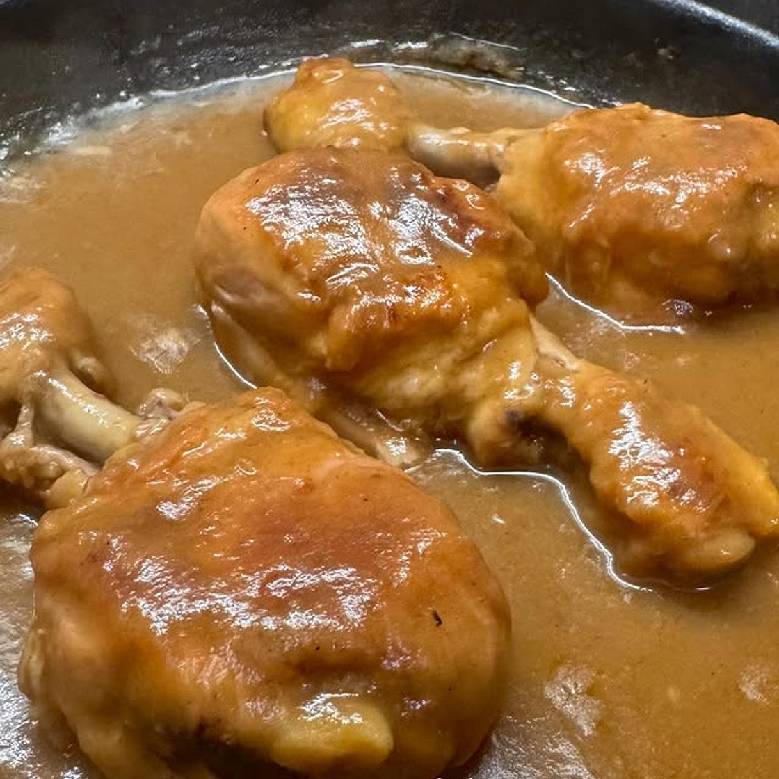 🍗 Cosce di pollo alla birra con salsa di cipolle 🍺✨