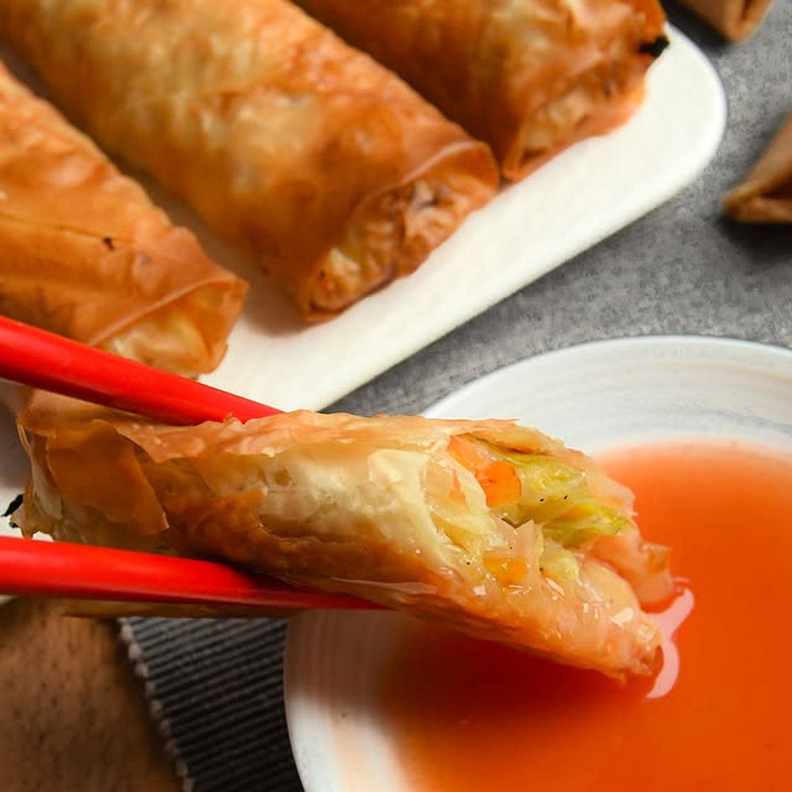 Involtini Primavera 🫔ricetta facile e veloce da fare in friggitrice ad aria, per averli più leggeri e croccantosi. E buon anno del Serpente 🐍🧧 1 rotolo di pasta fillo 300 g di cavolo cappuccio 1 carota 1 cipolla bianca 1 spicchio d’aglio 1 pezzetto di z