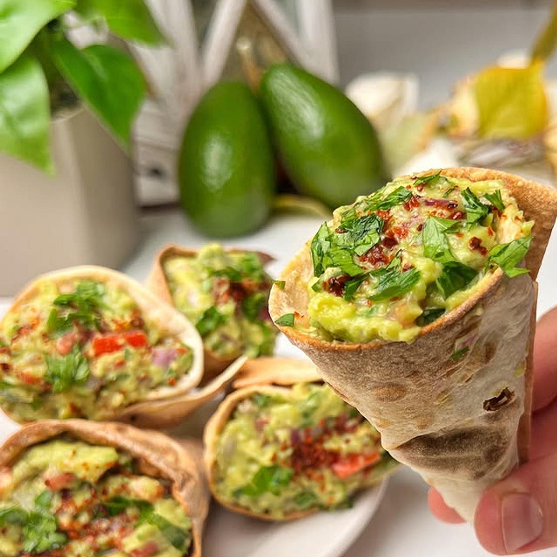 Reklam | Avokadonun en güzel hali: Guacamole Dolgulu Lavaş Külahları 🤤🥑 Hafif ve lezzetli olan bu atıştırmalık sofralarınıza renk katacak! Kaydetmelik ve denemelik 🤎🤗 Malzemeler: 2-3 adet lavaş 1 adet avokado ( ) 1/2 kırmızı soğan 3-4 adet çeri domates