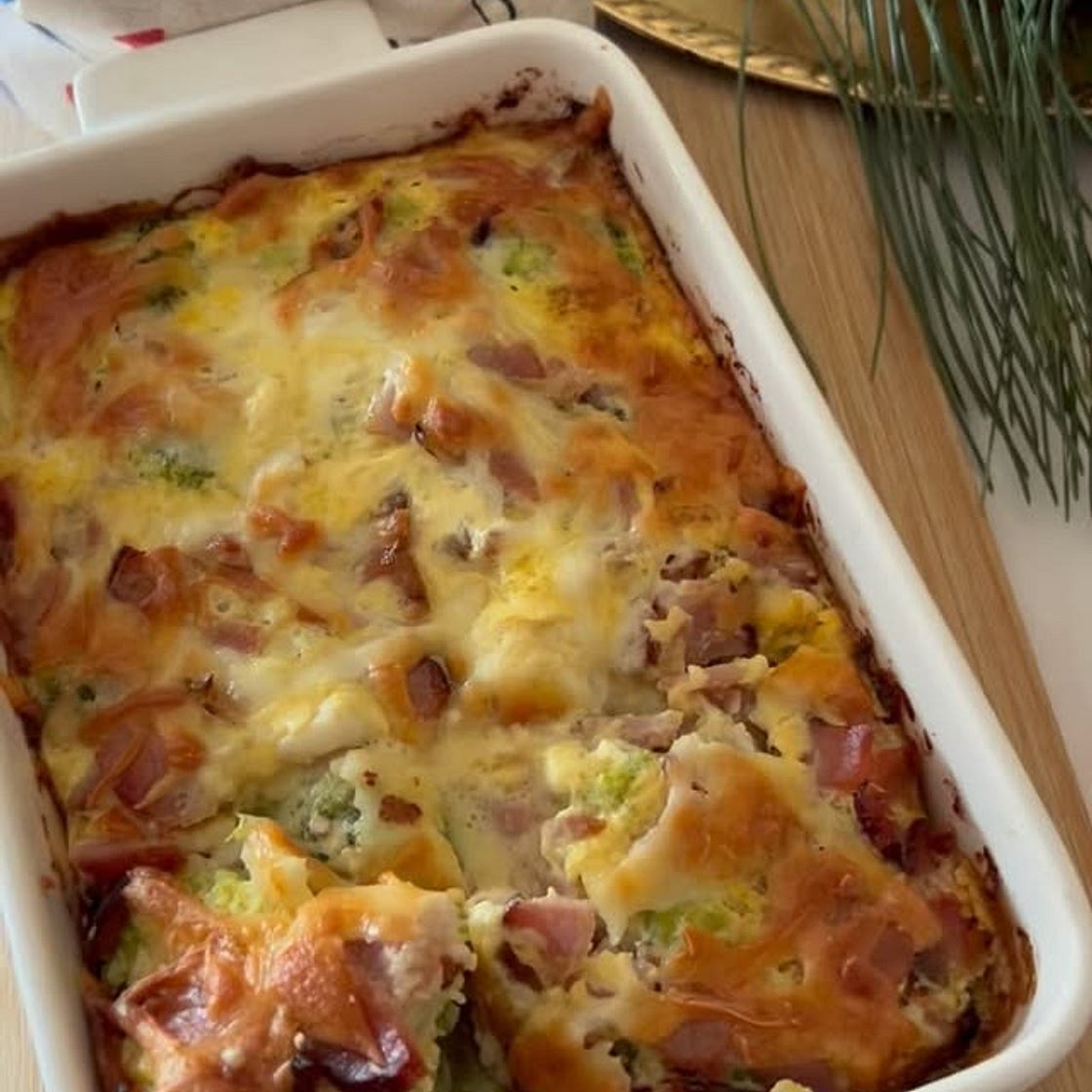 Zaprati za više ovakvih recepata. Dajem vam jedan predlog koji mi porodično jako volimo. Savršenog ukusa. 😍 Brzo se sprema. 😍 Bogatog sastava. 😍 230gr brokolija 5 jaja 100gr pršute 50gr rendane mocarele Brokoli poređati na pouljen pekač. (Kod mene je za