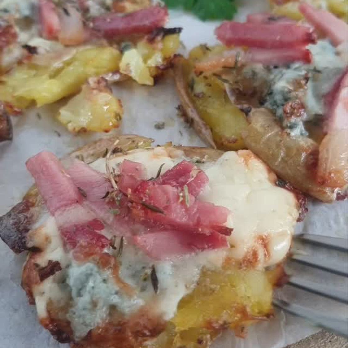PATATE SCHIACCIATE AL FORNO CON SPECK E GORGONZOLA 😍 AMICI SONO DA PAURAAAA😋😋😋! FACILISSIME, VELOCISSIME E SUPER SFIZIOSE🤩! 🥰LASCIAMI UN SALUTO 👋 MI FAREBBE DAVVERO PIACERE❤️ GRAZIE DI ❤️ 👉🏼SEGUIMI SU 👉🏼SALVA LA RICETTA PER NON PERDERLA! 🟢 Ingr