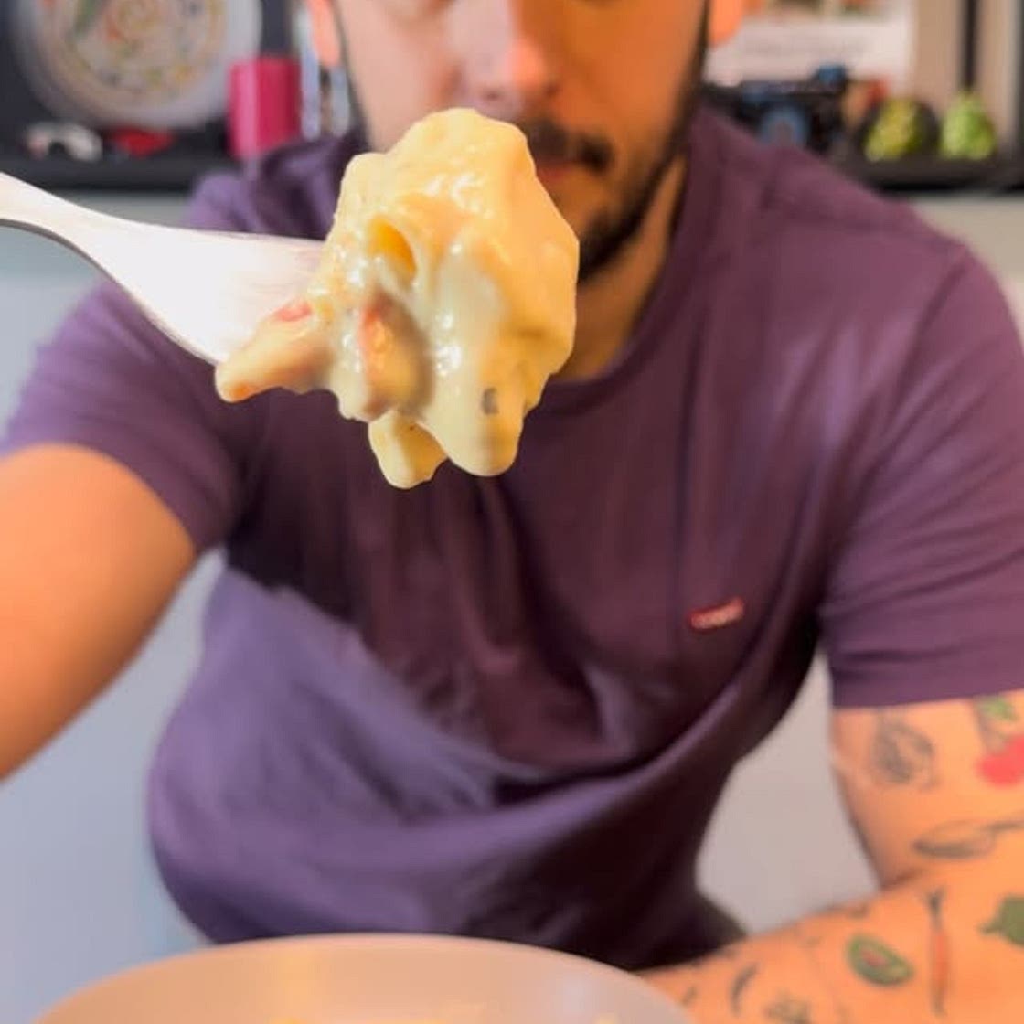 Pasta con crema di patate arrosto per condire la pasta? Beh, dovevi pensarci prima! Oggi trasformiamo una semplice calamarata in un piatto super cremoso e saporito, con patate arrosto cotte in friggitrice ad aria e guanciale croccante. In