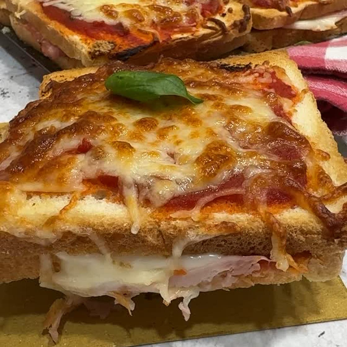 Toast pizza, super golosi e velocissimi 😍🥰 INGREDIENTI X 6 TOAST 12 fette di pancarrè 12 cucchiai passata datterini conditi con sale e basilico tritato 6 fette scamorza 6 fette prosciutto cotto Olio extravergine q.b 150/200 mozzarella x pizza Airfryer 20