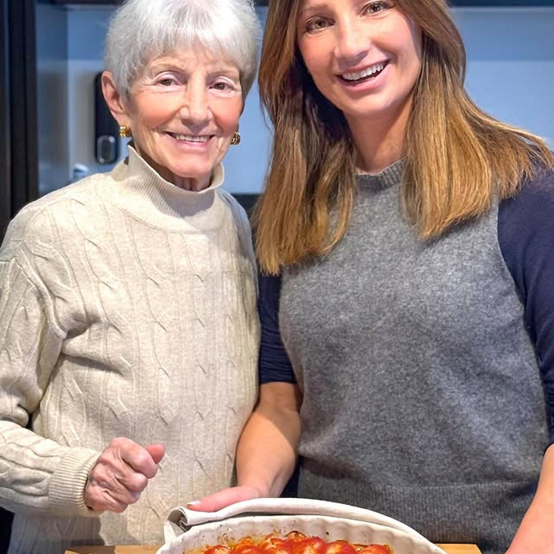 Le CIPOLLE RIPIENE della nonna BIS …perché è bello mantenere le tradizioni vive! 😋Salva la ricetta👇🏻 👉🏻6 cipolle bianche 👉🏻400 gr di polpa di pomodoro 👉🏻300 gr di Parmigiano grattugiato 👉🏻2 uova 👉🏻300 gr di pane raffermo 👉🏻Olio extravergine