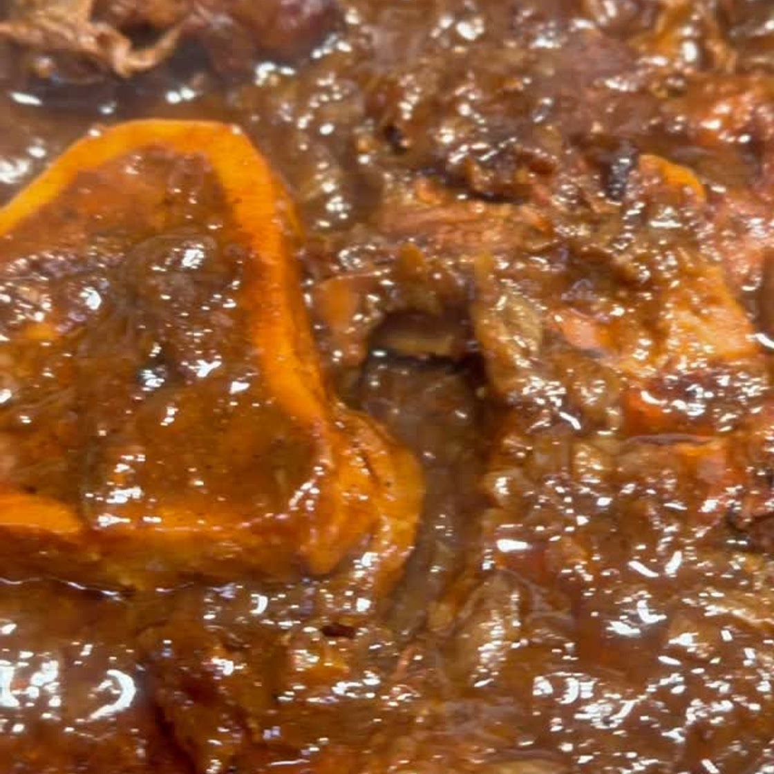 OSSOBUCO ALLA FRANCESINA 🥩🧅 INGREDIENTI: - Ossobuco di manzo - Cipolle 500g - Brodo 1 litro - Burro 50g - Concentrato di pomodoro 1 cucchiaio - Sale e pepe q.b. PROCEDIMENTO: - Iniziate incidendo l’ossobuco ai lati nei connettivi - Infarinatelo bene e ro