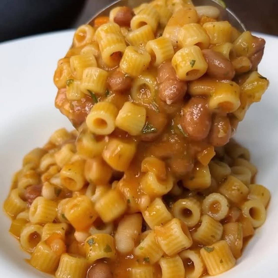 Pasta e fagioli: forse più una minestra di pasta e fagioli, vedete voi! 🔻INGREDIENTI🔻 400 g tubetto 400 g fagioli borlotti 200 g fagioli cannellini 200 g fagioli tondi piccoli 1 spicchio aglio 1 costa sedano 1 cipolla piccola 1 carota 3 cucchiai olio evo