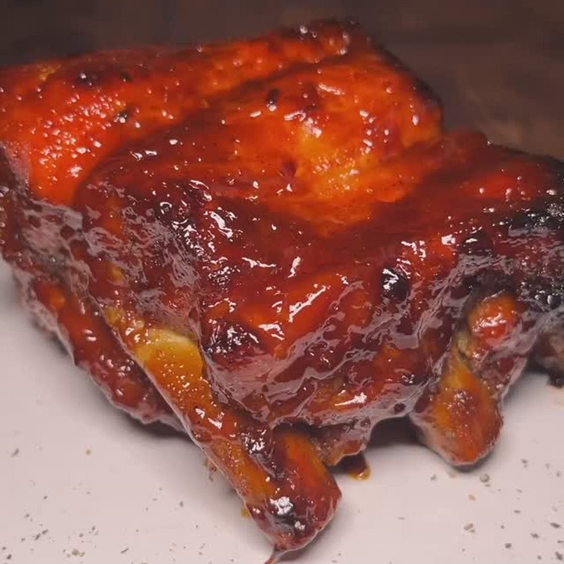 Siete in cerca di una ricetta light? Allora forse vi conviene passare alla prossima π Se invece siete in cerca della ricetta perfetta delle costolette BBQ, eccola qua! Lista della spesa π©πΌβπ³ β 1 kg di costine di maiale β Senape (oppure olio) β 60 g di