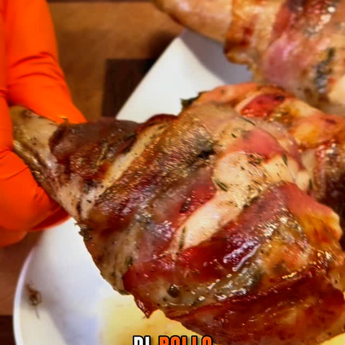 COSCIOTTI DI POLLO 🍗 🥓 INGREDIENTI: - 3 cosce di pollo - Pancetta 6 fette - Olio q.b. - Salvia e rosmarino q.b. PROCEDIMENTO: - Incidete le cosce di pollo in superficie - Spennellatele con dell’olio insaporito con salvia e rosmarino tritati, sale e pepe