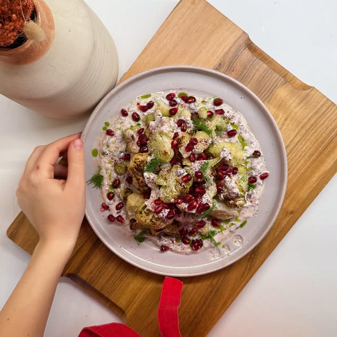 Insalata di cavolfiori, salsa allo yogurt e melograno