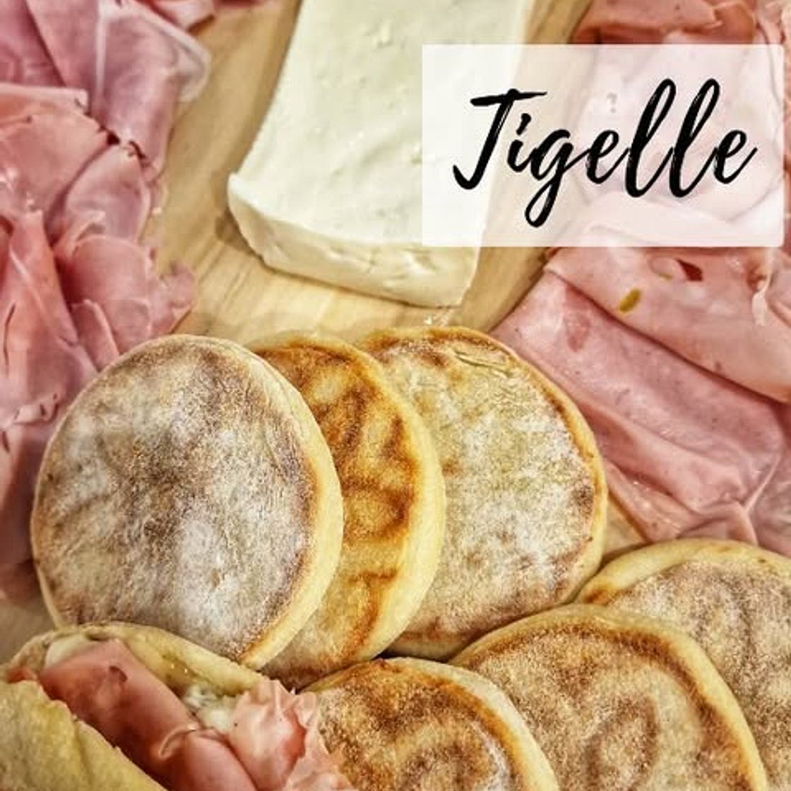 TIGELLE Oggi per la ricetta regionale andiamo in Emilia Romagna, la mia seconda regione del cuore. Come promesso vi lascio la mia versione delle Tigelle! Ingredienti x 4 persone: - 750 g farina di tipo 0 - 225 g acqua (200+ 25) - 225 g latte - 4 gr lievito