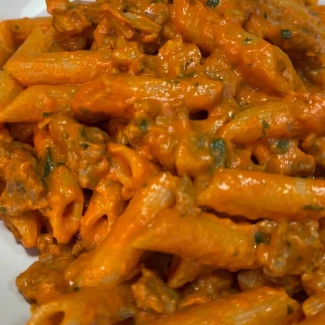 PENNE ALLA BOSCAIOLA a modo nostro π Ingredienti : π
Salsa di pomodoro 100g πβπ« Champignon 60g π₯ Panna 70g π₯© Salsiccia 2 π· Vino bianco q.b. πΏ Prezzemolo q.b. Procedimento : - Pulite e sfilacciate le salsicce - Rosolate in padella - Tagliate finemen