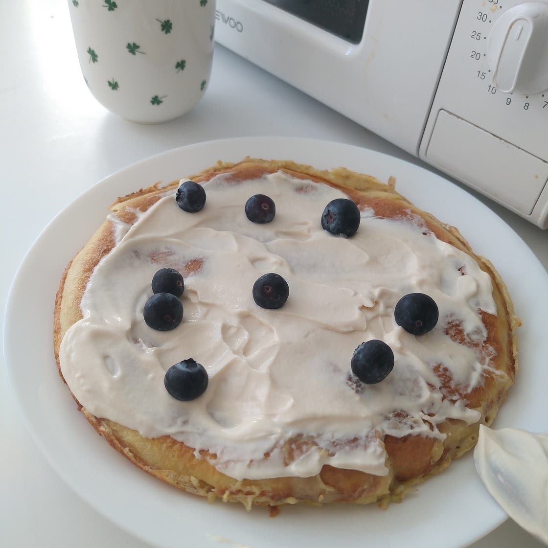 Omelette with blueberries and banana