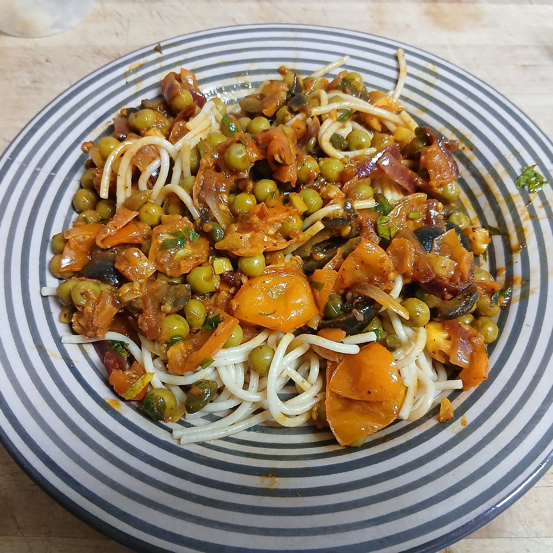 Pasta all' arrabiatta con guisantes
