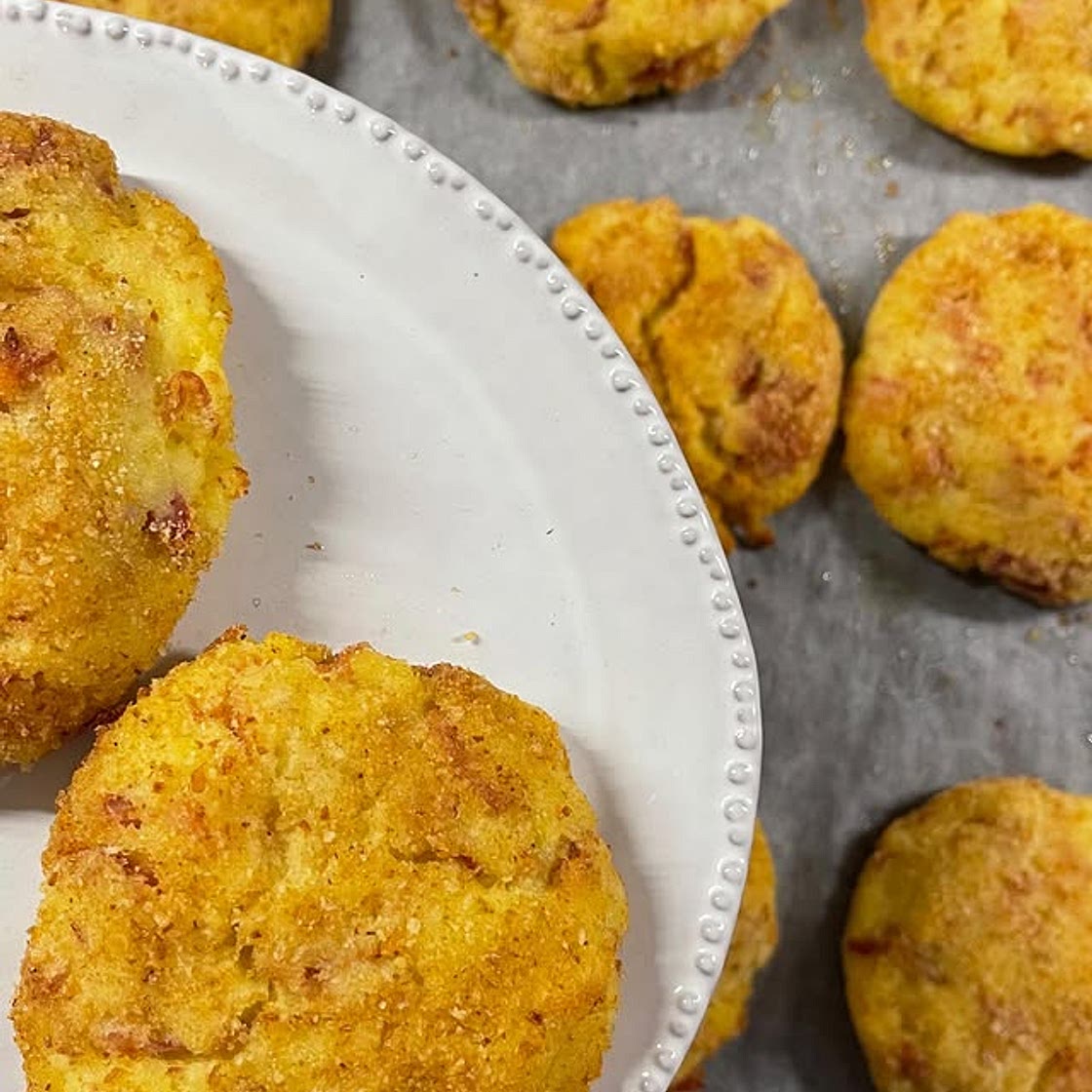 questi MEDAGLIONI DI PATATE sono sempre una buona idea!! Non potete capire la bontà 😍 ⭐️ 650g di patate (circa 3) da lessare e schiacciare ⭐️ 150g di prosciutto cotto a pezzettini ⭐️ 50g di parmigiano grattugiato ⭐️ un uovo ⭐️ 40ml di olio d’oliva + un fi