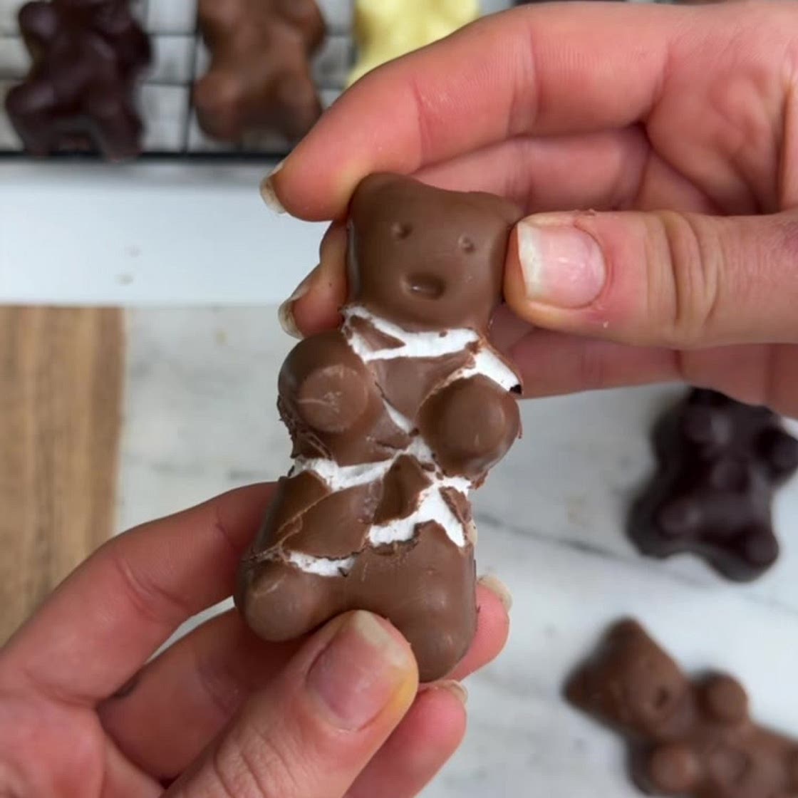 Orsetti placcati di felicità 🧸🍫 Devi staccare la testa prima di gustare,ù