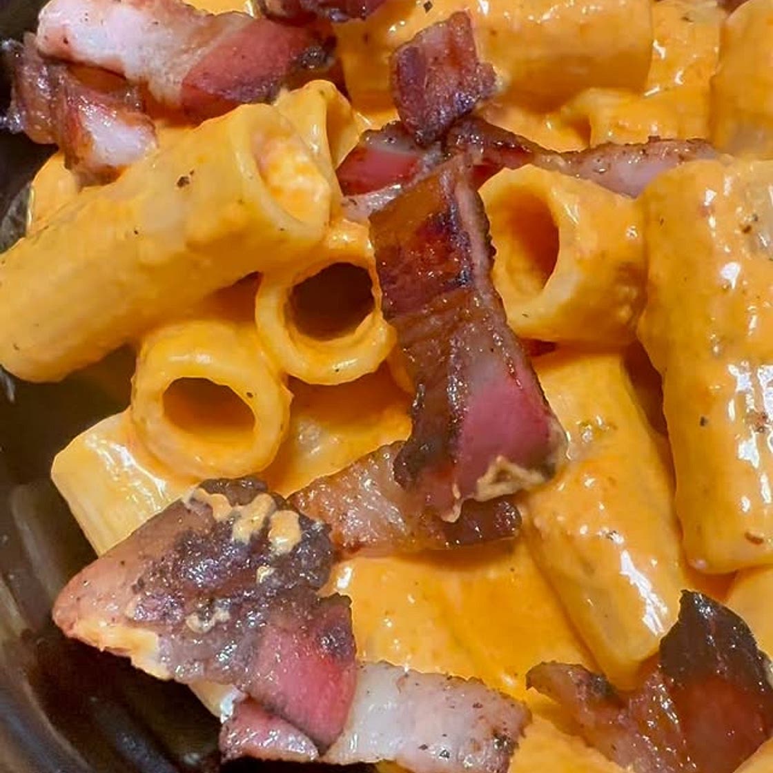 PASTA PEPERONI ROBIOLA E PANCETTA CROCCANTE 🥓
