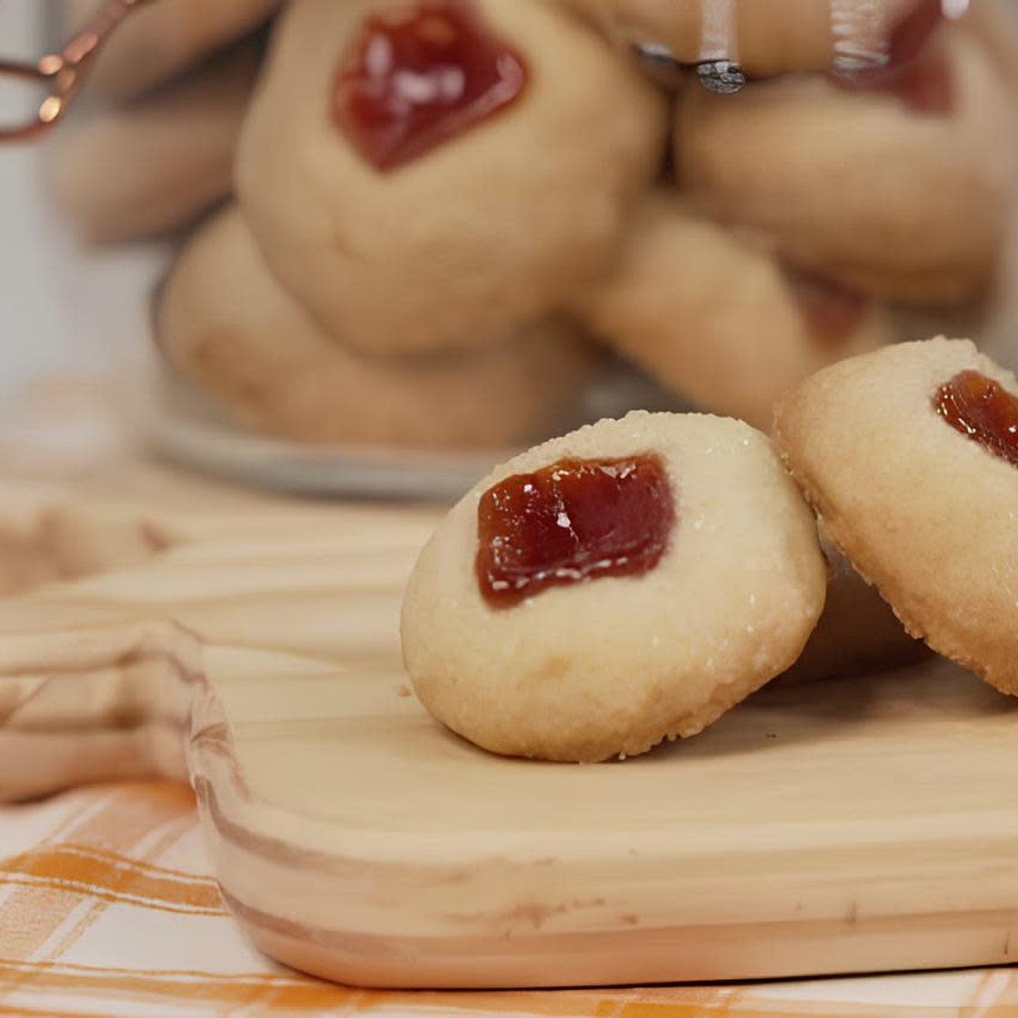 Biscoitos amanteigados com goiabada