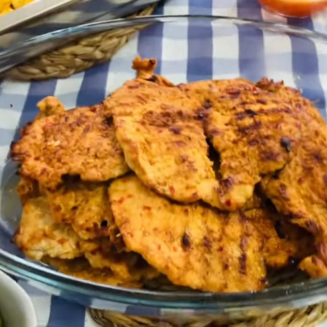 Febras grelhadas e batata assada com cebola e alho