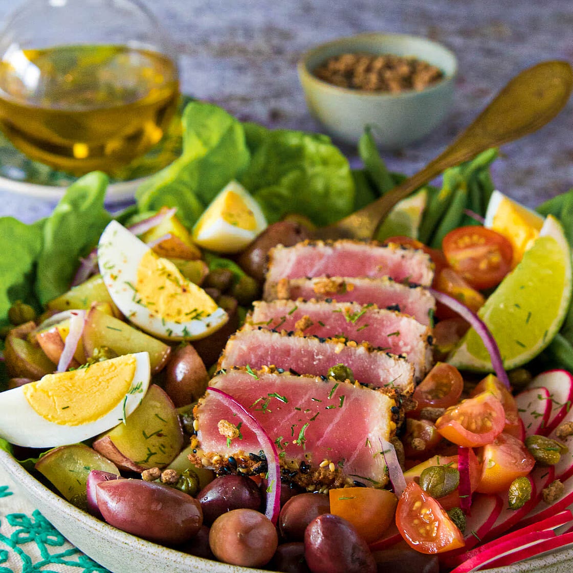 Salade niçoise avec tataki de thon