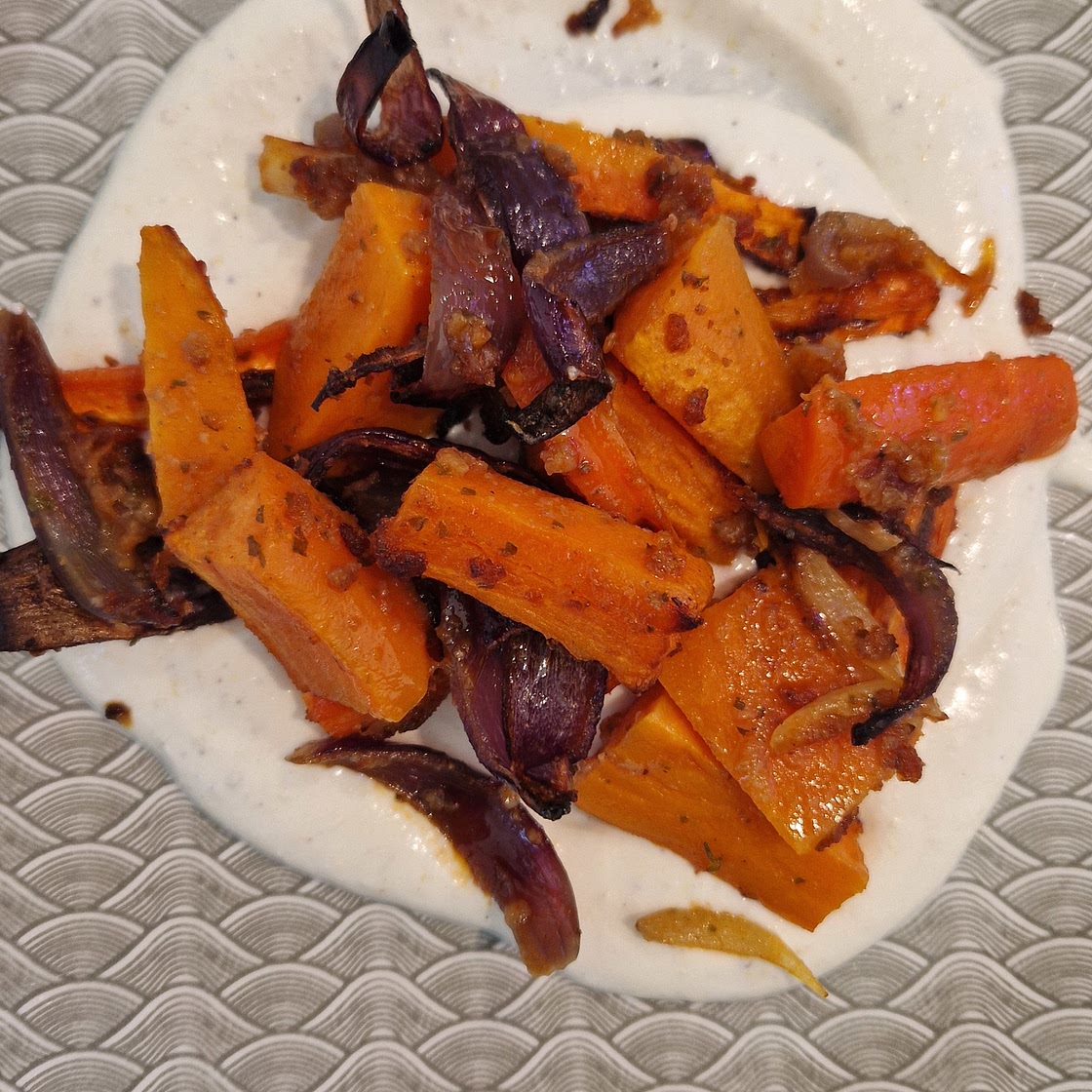 Carottes, patates douces au four et sauce feta