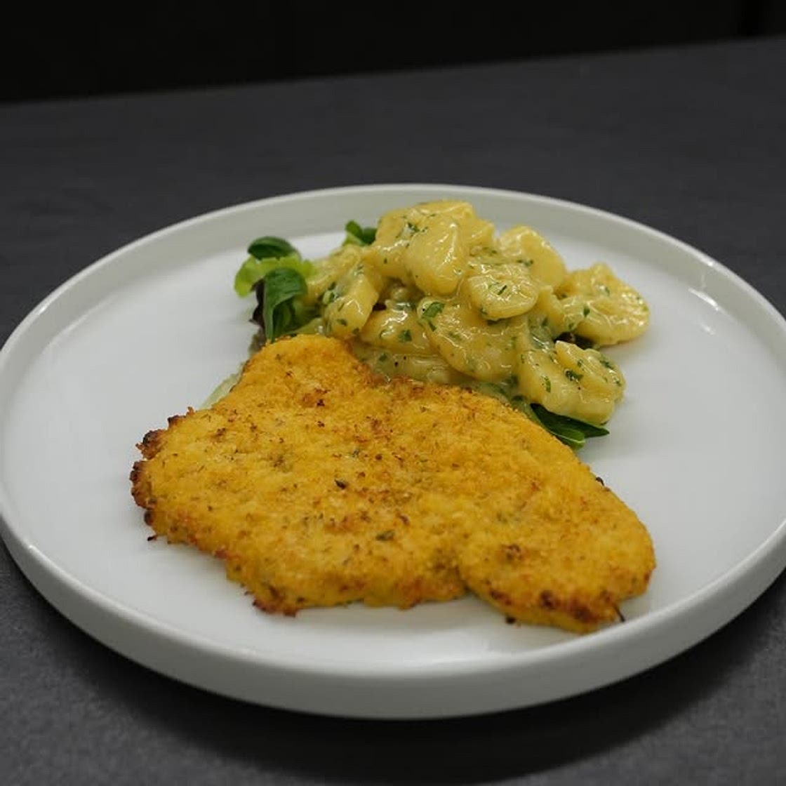 🍗🥔 Pollo dorato al forno con un'insalata di patate piccante? Sì, per favore! 🧄✨ Un piatto sostanzioso, semplice ma soddisfacente! Ingredienti: Per il pollo: 1 petto di pollo 1 1/4 tazze di latte (300 ml) 1 cucchiaio di olio d'oliva Succo di mezzo limone Sale e pepe, a piacere