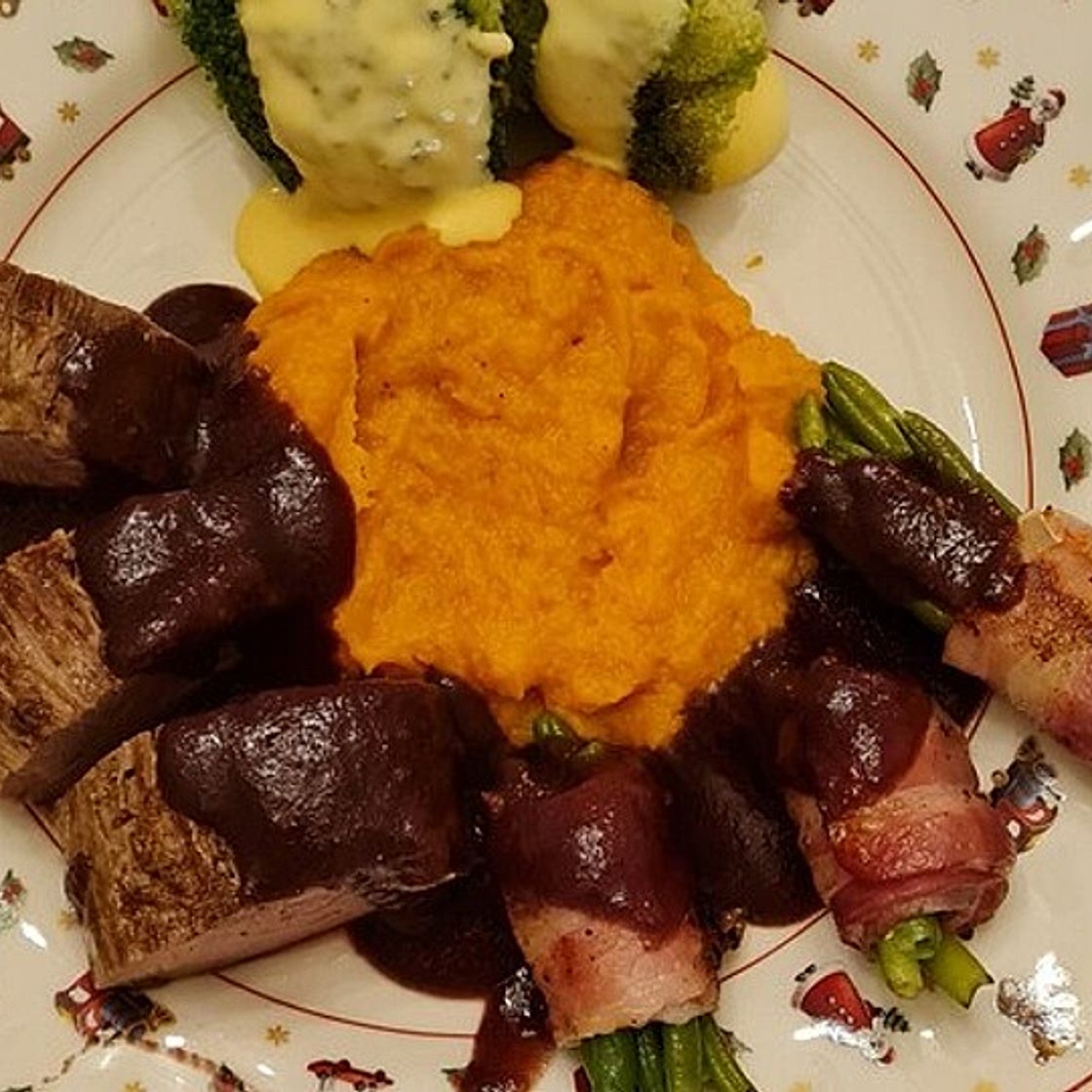 Schweinefilet auf Süßkartoffelpüree mit Lebkuchenjus und Rosenkohl