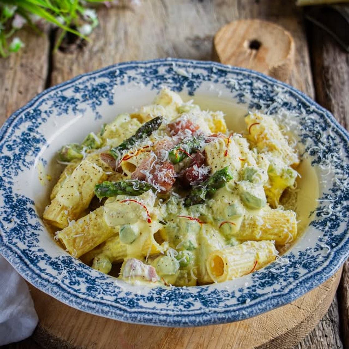 🌿 Pasta cremosa con robiola, asparagi e pancetta croccante 💛