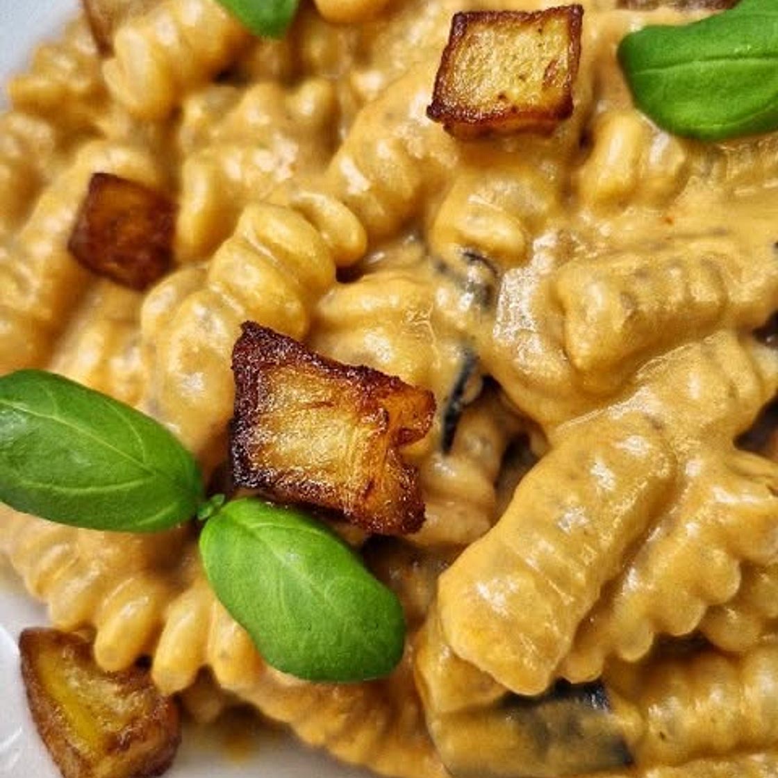 Fusilli con crema di datterini rossi e gialli robiola e melanzane fritte 💥