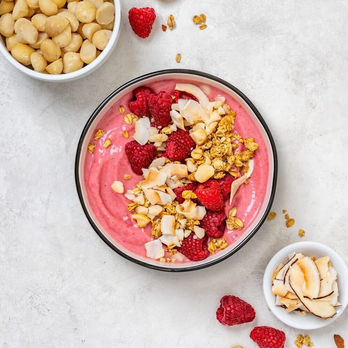 Raspberry macadamia smoothie bowl