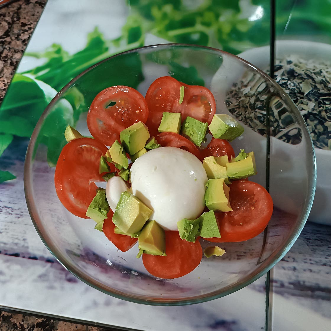 Ensalada de tomate, aguacate y burrata