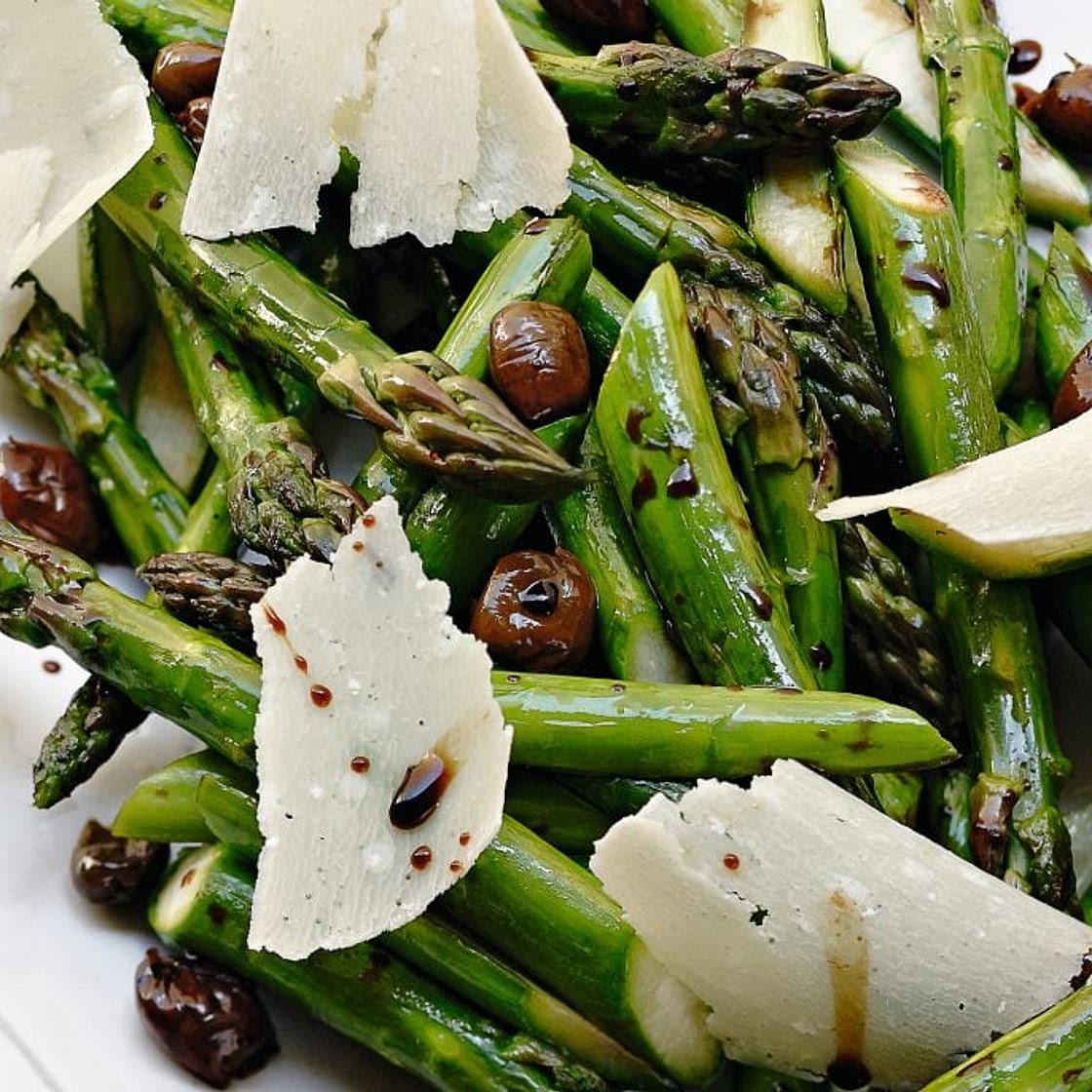 Asperges vertes rôties aux olives noires