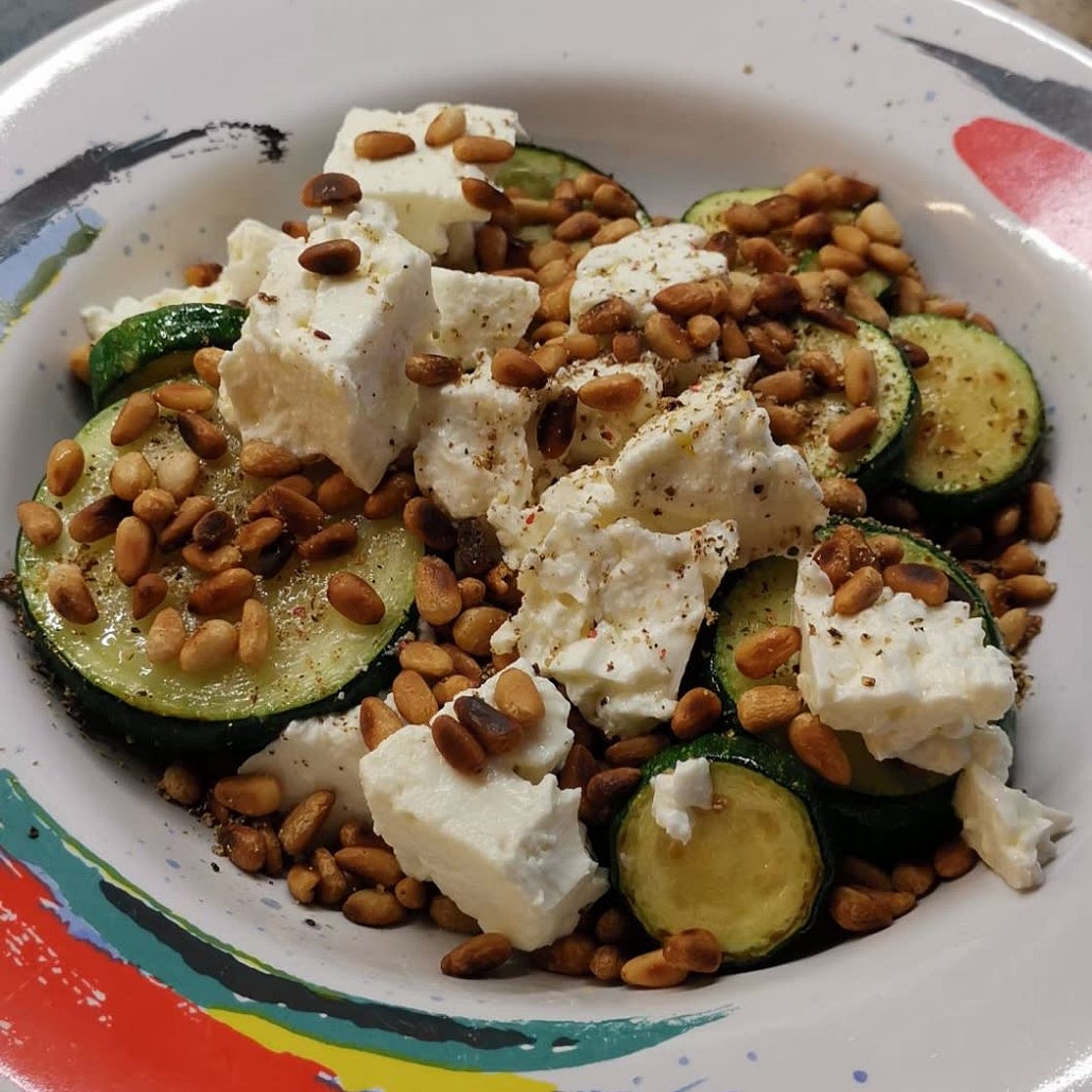 Zucchini mit Schafskäse und Pinienkernen