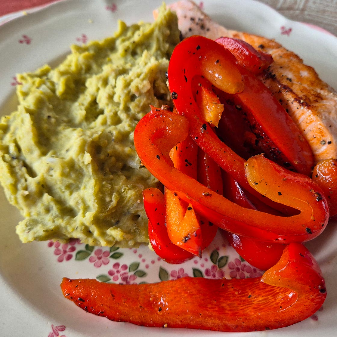 Sesamlachs mit Erbsenpüree und Paprikastreifen