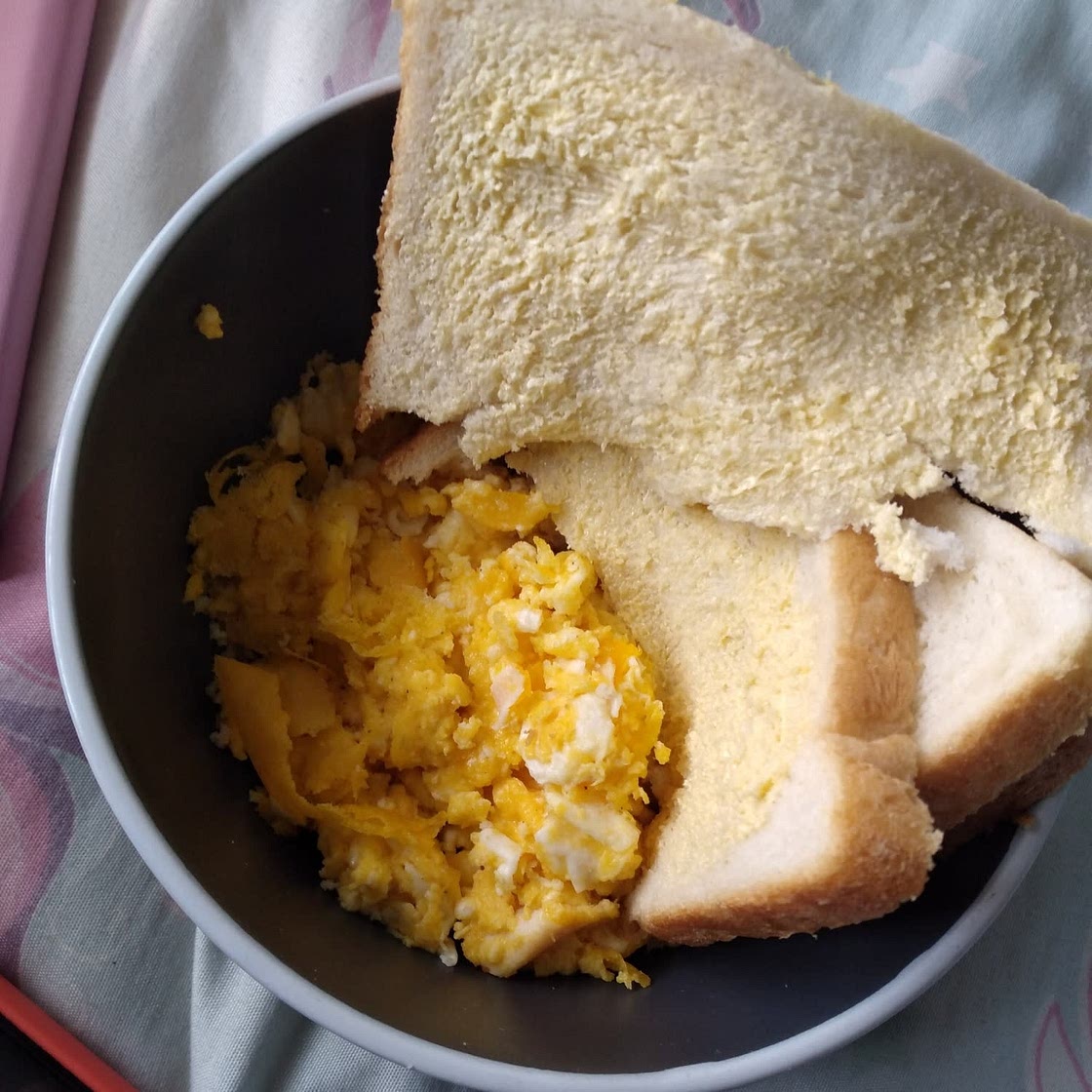 How to Make Fluffy Moist Scrambled Eggs