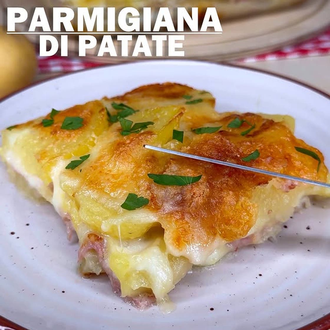 🥔 PARMIGIANA DI PATATE 4 INGREDIENTI 😋 LOW CARB! Se anche tu ami le patate, questa parmigiana leggera non puoi assolutamente non provarla!FACILISSIMA, light, e super sfiziosa! Puoi farcirla come ho fatto io, o prepararne di mille altre varianti… insomma,